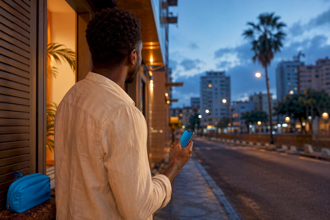 Traveler checking connectivity in Dakar